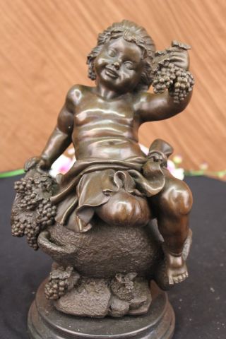 Bronzeskulptur Nacktes Mädchen Mmit Trauben In Der Hand Bild