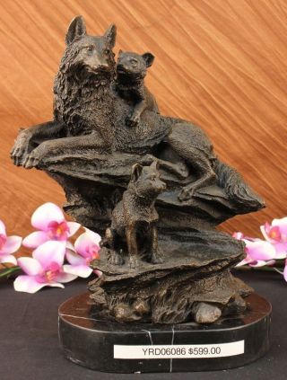 - Skulptur Mutter Wolf Und Jungen Wildes Tier Bild