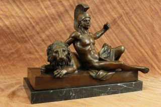 Skulptur Bronze Art Deco Heißen Guss Römischen Krieger Verlegung Mit Löwen Bild
