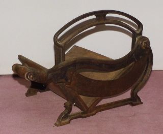 Scheunenfund Antike Brotschneidemaschine Aus Eisen Und Holz Mit Messer Und Griff Bild