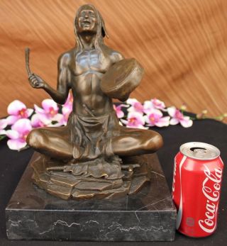 Bronze Skulptur Indischer Krieger Mit Friedenstrommel Skulptur Statue Bild