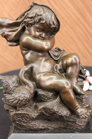 Eine Innocent Hautfarben Kleinkind Mit Sie Decke & Ente Bronze Sculpture Statue Bild