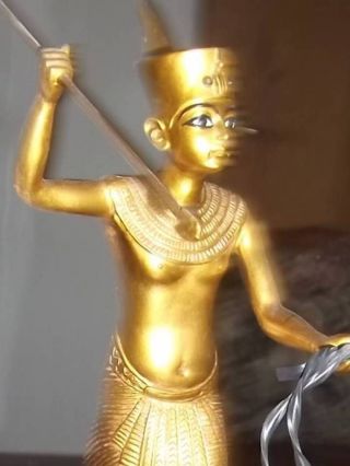 Ägyptischer Pharao Gott Tut - Ench - Amun Figur: Pharao Tut - Ench - Amun Auf Der Jagd Bild