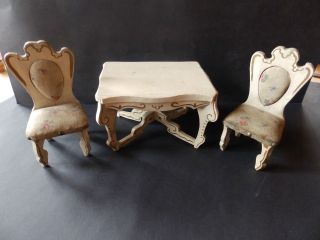 Alte Puppenstube Puppenküche Zubehör Tisch Und Zwei Alte Stühle Bild