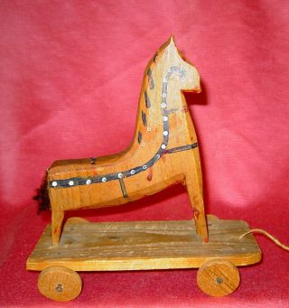 Antikes Pferd Aus Holz Holzpferd M.  Rädern Zum Ziehen Holzspielzeug Nachziehtier Bild