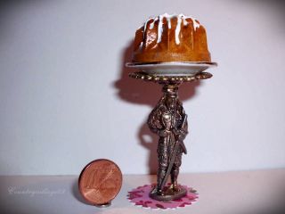Tafelaufsatz Metall,  Kuchenständer Mit Napfkuchen Auf Teller Fürs Puppenhaus 1:12 Bild