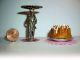 Tafelaufsatz Metall,  Kuchenständer Mit Napfkuchen Auf Teller Fürs Puppenhaus 1:12 Nostalgieware, nach 1970 Bild 1