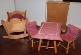 Antik Puppenmöbel 50 Jahre Alt Wiege,  2 Stühle,  Tisch,  Schrank - Toller Bild