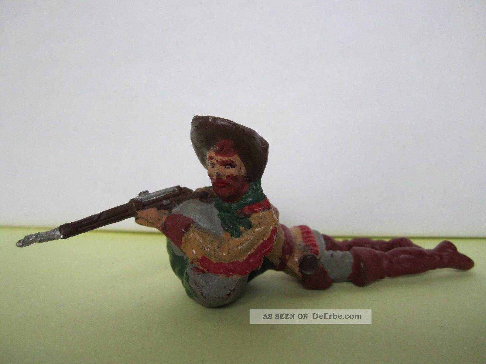 Masse Leyla Cowboy Hinter Felsen Liegend Mit Gewehr,  7 Cm. Gefertigt nach 1945 Bild