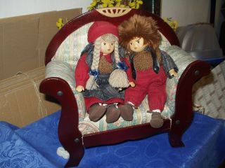 Zwei Porzellankopf - Puppen Auf Holzbank,  Mit Schönen Trachten Bild