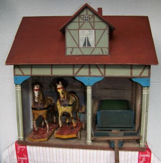 Großer Alter Pferdestall Mit Holzpferden Und Fuhrwerk - Dachbodenfund Bild