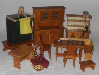 Mehrtlg.  Puppenhausmöbel,  Puppenstubenküche,  Bauernmalerei,  Holz,  1970er Jahre Bild