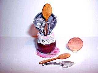 Keramik - Töpfchen Mit Küchengeräten Für Puppenhaus 1:12 Miniatur Bild