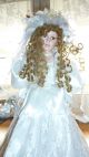 Porzellan Puppe Schöne Braut 65 Cm Hoch Auf Ständer Porzellankopfpuppen Bild 2