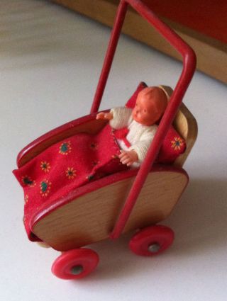 Puppenwagen Rot,  Holz,  Karo Stoffbezug,  Aus Lundby Puppenstube Nr: 87 Bild