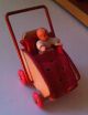 Puppenwagen Rot,  Holz,  Karo Stoffbezug,  Aus Lundby Puppenstube Nr: 87 Original, gefertigt vor 1970 Bild 4