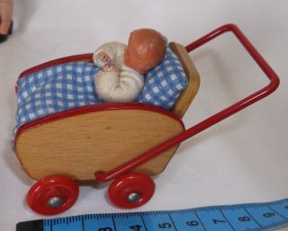 Altes Biegepüppchen - Baby Mit Puppenkarre Aus Holz Bild