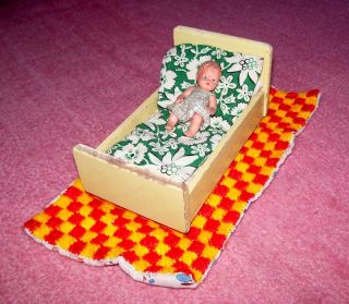 Puppenhaus / Puppenstube,  Bett Mit Puppe,  50iger Jahre Bild