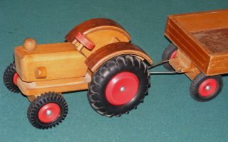 Alter Grosser Traktor Mit Kipp - Anhänger Aus Holz Bild