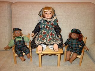3 Alte Puppen Mit 2 Stühlen,  Tisch,  Große Möbel Für Puppenhaus Von Bodo Hennig Bild