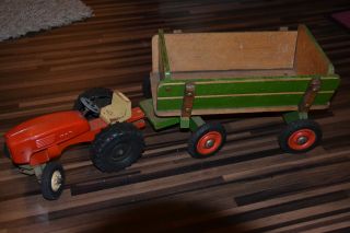 Antikspielzeug - Altes Spielzeug - Traktor Mit Holzanhänger Bild