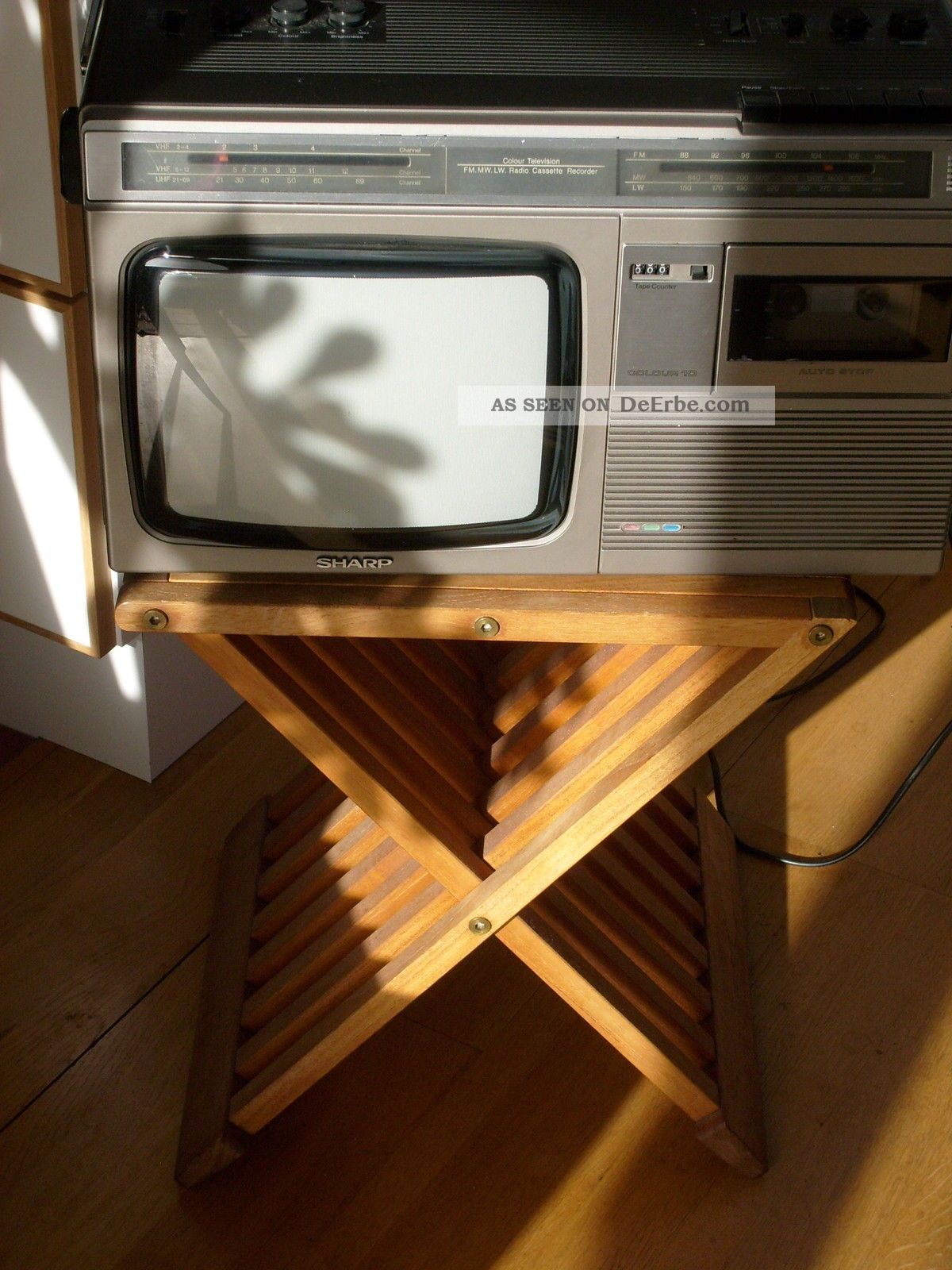 Charme Der 70er Jahre: Tragbarer Sharp Fernseher Mit Radio Und Kassettendeck 1970-1979 Bild