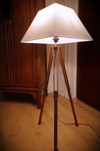 Tripod Loft Steh Lampe Holz Stativ Bauhaus Stil Antik 20 30 Dreibein Retro Stoff Bild