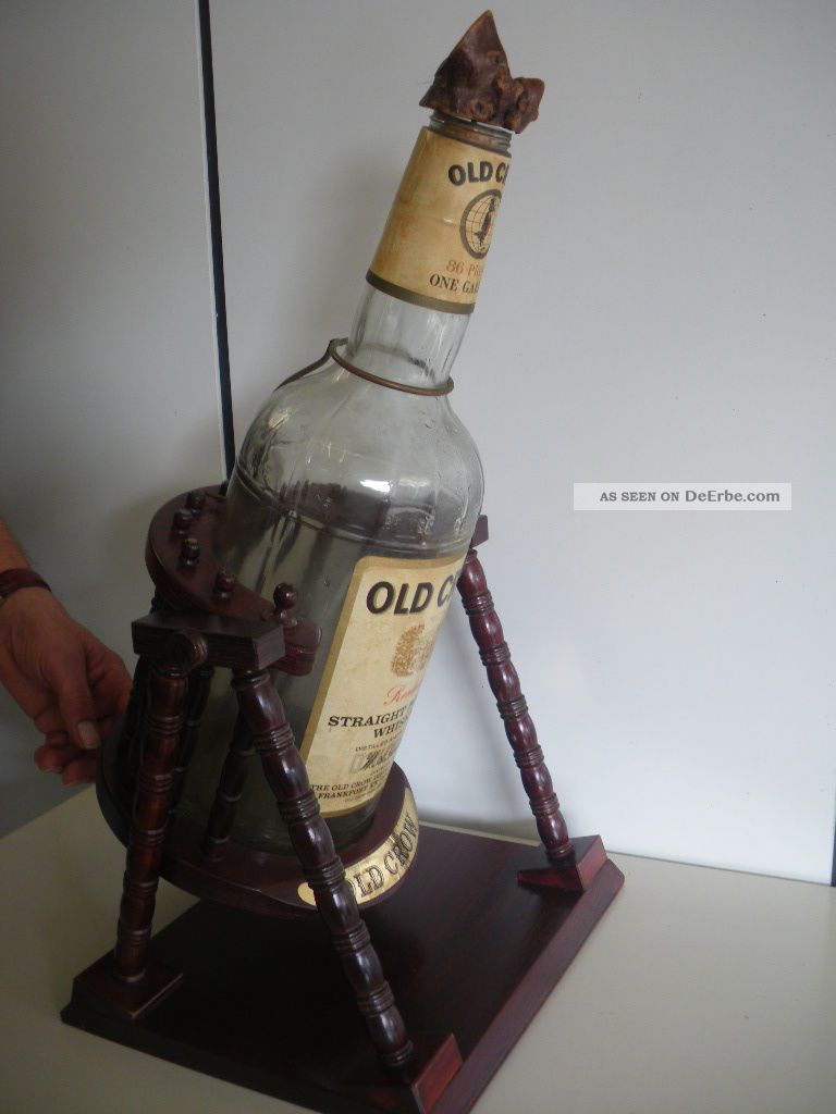 Sammlerstück,  Große Leere Whisky Flasche 3 Ltr.  Mit Einem Kippständer Aus Holz 1970-1979 Bild
