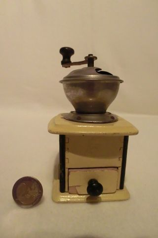 31.  Alte Kaffeemühle Für Puppenküche/ Puppenstube,  Holz Und Blech,  Um 1920 Bild