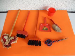 Ddr Spielzeug Altes Holz/blech - Reinigungsset,  Kehrset,  Bohnerbürste,  Besen,  Mopp. Bild
