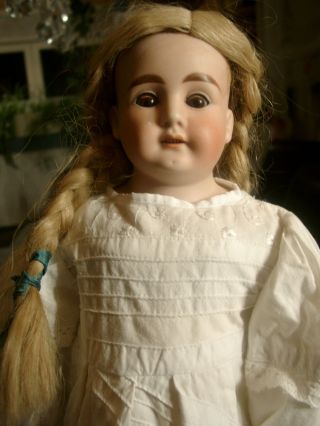 Älteres Puppenkleid Bild