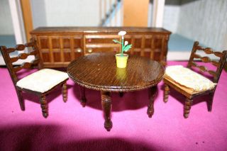 Schönes Altes Sideboard Mit Tisch Und 2 Stühle Für Lundby Puppenhaus Bild
