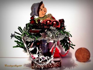 Weihnachtsdeko,  Aufsteller,  Junge Mit Lebkuchen Und Tannenbaum Für Kaufladen 1:12 Bild
