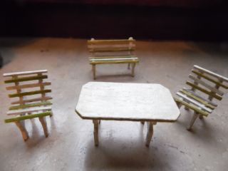 Miniature Tisch,  Stühle Und Bank Aus Holz Bild