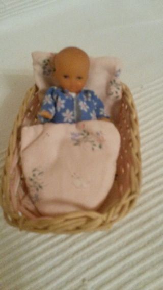 Kleines Körbchen Mit Baby Puppe Bild
