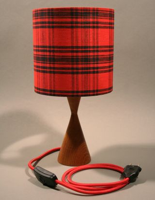 Tischlampe; Teakholz - Fuss,  Rot/schwarz Karierter Schirm,  60er Bild