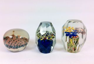 3 Briefbeschwerer - Paperweights - Murano - Glas (?) - Blumenmotiv - Millefiori Bild