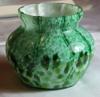 Alte Kleine Vase Opalglas Farblos überfangen Mit Grünen Pulvereinschmelzungen Bild