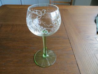 Geschliffenes Weinglas Aus Uranglas Bild