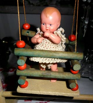 Puppenschaukel Mit Kleinem Schildkrötpüppchen - Puppenhaus,  Puppenstube Bild