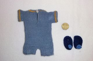 49.  Drei Alte Puppenkleidungsstücke,  Blau Gestrickt,  Zwei Kleider In Weiß,  Rosa Bild