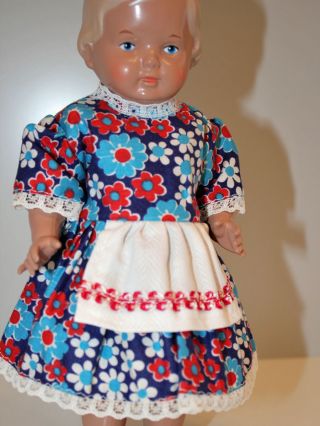 Vintage Puppenkleid Dirndl Blau Rot Weiße Blüten Unbespielt Für 30 - 35 Cm Puppe Bild