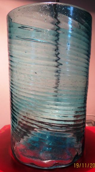 Rustikaler Becher Aus Grünlichem Glas Mit Abriss Bild