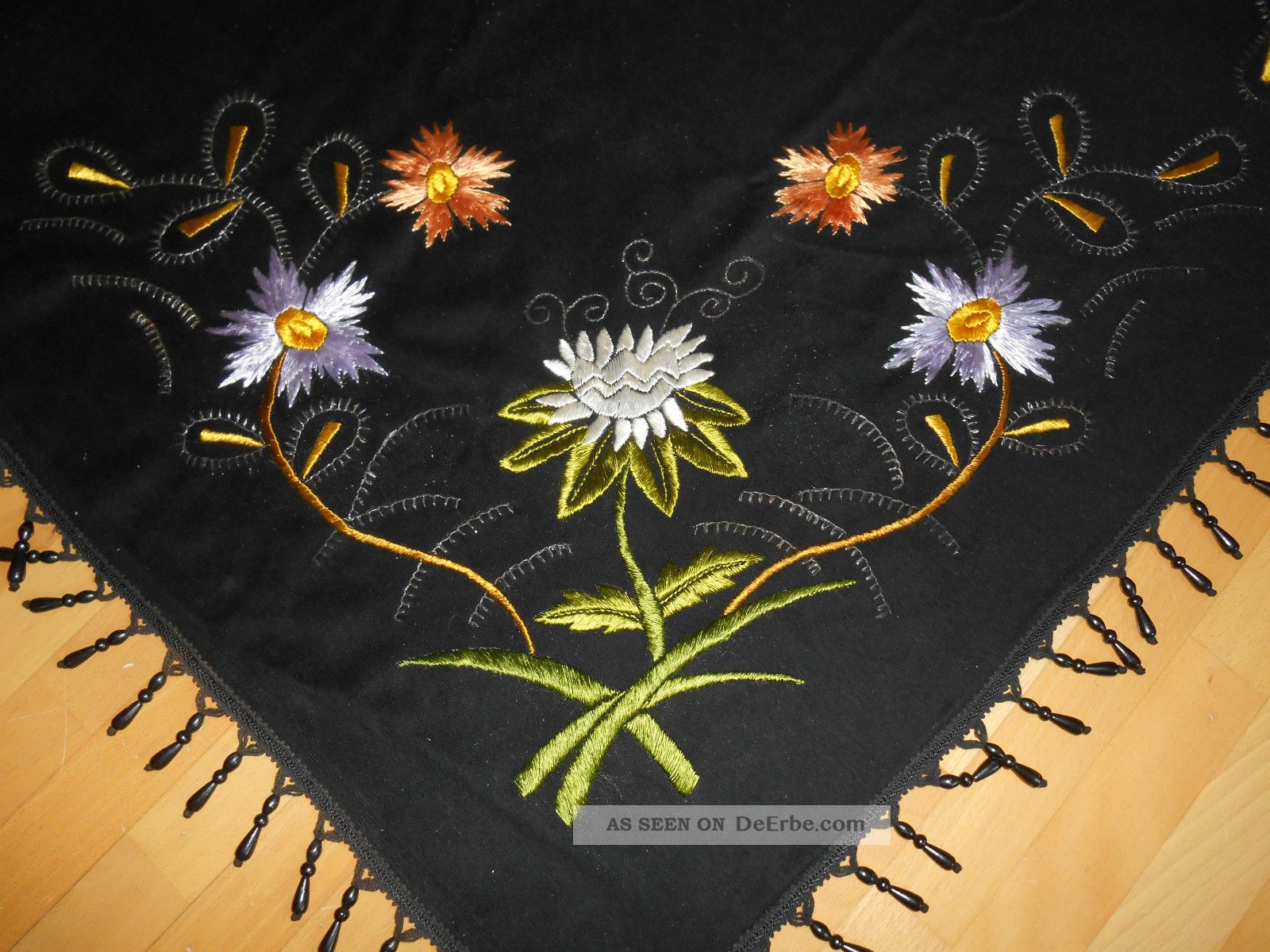Handbestickte Schwarze Tischdecke Mit Holzperlen Ringsum Sehr Schone Arbeit