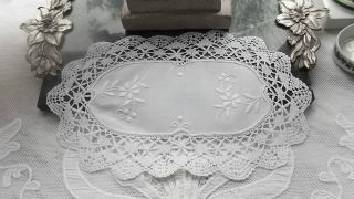 Zauberhaftes Ovales Deckchen,  Klöppelspitze,  Weißstickerei Bild