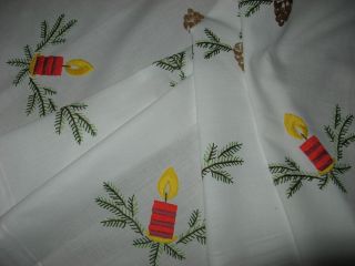 Schöne Weihnachtsdecke - Handarbeit - Stickerei - Kerzen - Tannenzapfen - Tischdecke Bild