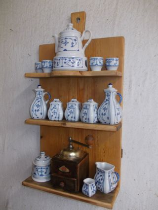 Küchenregal Mit Vielen Porzellanteilen,  Indisch Blau,  Strohblume,  Wandregal,  Regal Bild