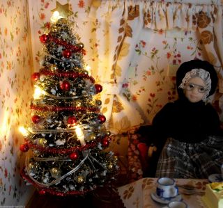 Weihnachtsbaum Warmweiß Beleuchtet M.  Rot/ Gold Kugeln 20 Cm Hoch Puppenstube Bild