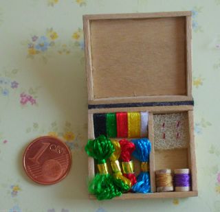Nähkästchen Mit Garnrollen,  Nadeln,  Stickgarn Undsatinband Miniatur Puppenstube Bild