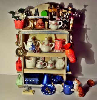 Miniatur Küchenregal Mit Porzellangeschirr,  Vorratstöpfchen,  Kannen Für Puppenhaus Bild